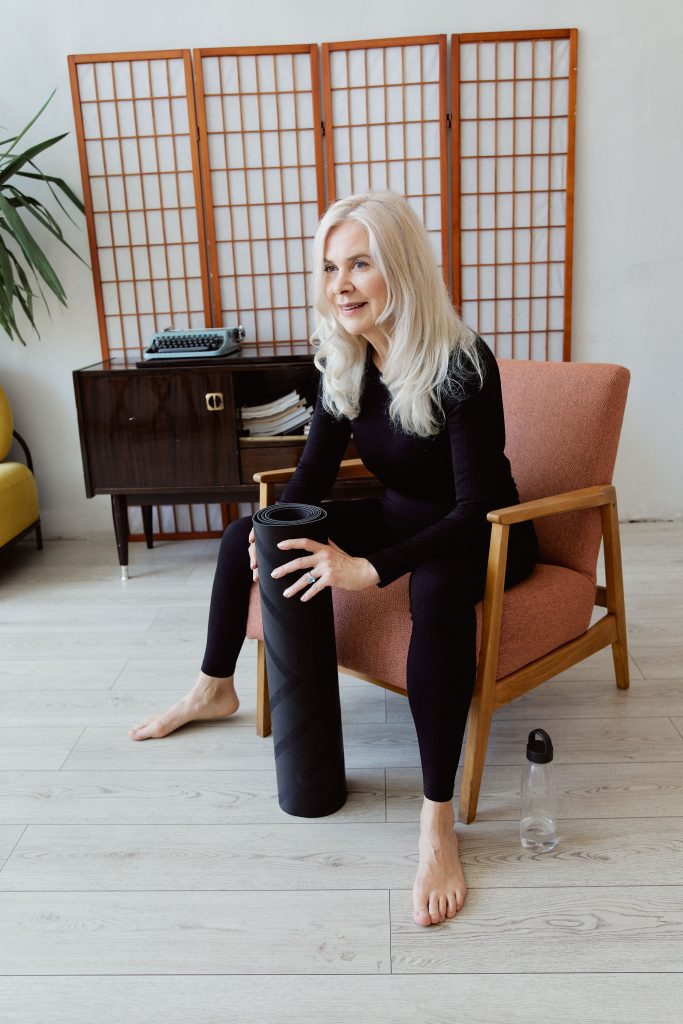 Pratiquer du yoga adapté sur une chaise